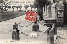 CPA Avranches la pierre de henri II sur cette pierre a la porte de la cathedrade henri II 