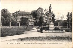 CPA Avranches Le Monument Souvenir Francais et la Sous Prefecture