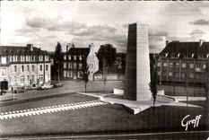 CPA Avranches (Manche) La Place Patton et le Monument eleve en I honneur de la Liberation I Armee americaine Militaria