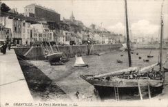 CPA Granville Le Port a Maree basse Bateaux 