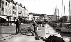 CPSM Saint Tropez Le Port Pecheurs remailliant les Filets