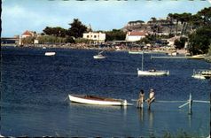 CPA Saint Tropez Bouillabaisse Plage au fond la citadelle