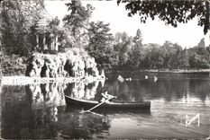 CPSM Images of France While strolling with the Wood of Vincennes Canoeing on the Lake Doumesnil