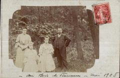 Real photo Wood of Vincennes May 1908 Family in wood