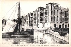CPA St Jean de Luz (B -P ) Le Quai et la Maison de I Infante Bateau