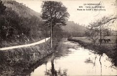 CPA La Normandie Vallee du Noireau Route de Conde a pont d Ouitly