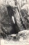CPA La Pointe Du Raz La Grotte des Cormorans vue du roc Mourfil Cette grotte traverse de part en part la Pointe a