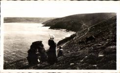 CPSM Scenes et types bretons Tricoteuses a la Pointe Du Raz et Baie des Trepasses