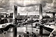 CPA La Bretagne Brest Pont de Recouvrance au Fond La Jeanne d Arc Bateau 