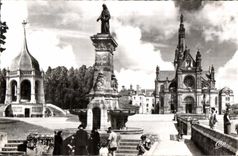 CPA Sainte Anne D Auray Le Monument aux Morts la Fontaine et la Basilique