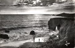 CPA Cotes de Bretagne Presqu ile de Quiberon(Morbihhan) La Cote Sauvage Coucher de Soleil sur l Arche de Part Blanc et l