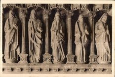 CPA Guimiliau Interieur du Porche de I Eglise Statues des Apotres
