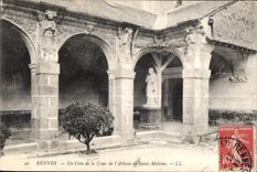CPA Rennes Un Coin de la Cour de I Abbaye de Saint Melaine
