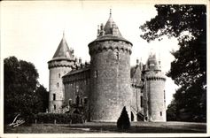 CPA Chateau de Combourg La tour situee a I angle NE appelee par Chateaubriand Tour du Manre plus elevee que les autres