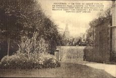 CPA Fougeres Un Coin Du Jardin Public Au Premier A Droite La Tour Carree Du Papegaud (XIII siecle) Dont Balzac Fait