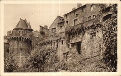 CPA La Douce France Bretagne Fougeres (Ille et Vilaine) Les Vieux Remparts (Cote Sud) et la Tour Nichot (XIII)