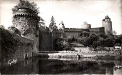 CPA Fougeres L Etang de la Couarde a droite de l Entree du Chateau qui es le plus important Monumant Historique de l Ou