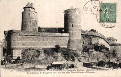 CPA Fougeres Le Chateau La Poterne les Tours du Gobelin Melusine et Surienne Le Chateau de Fougeres est l un des plus c