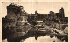 CPA La Douce France Bretagne Fougeres Les Remparts Nord du Chateau Lavandiere Lavoir