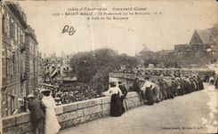 CPA St Malo the Walk on the Walls has Walk one the Ramparte