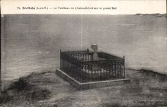 CPA St Malo Le Tombeau de Chateaubriant sur le grand Bey