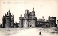 CPA Vitre Chateau des ducs de Tremouille La Tour St Laurent Le chatelet et la Tour des Archives