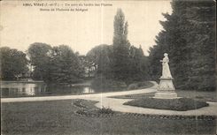 CPA Vitre Un coin du jardin des Plantes Statue de Madame de Sevigne