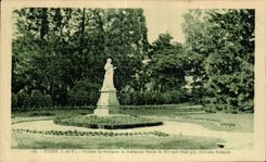 CPA Vitre Stitue de Madame la Marquise Marie de Sevigne