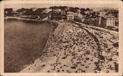 CPA Dinard La Plage a L heure du bain Vue Prise du Crystal Hotel