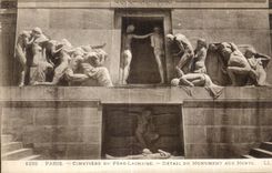 CPA Paris Cimetiere de pere lachaise Detail du Monument Aux Morts