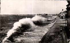 CPA Saint Malo the dam By Heavy weather