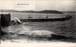 CPA Cote Emeraude Saint Malo the Pier has high tide