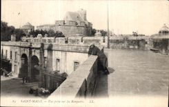 CPA Saint Malo Vue prise sur les Remparts
