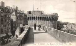 Paredes de Malo del santo de CPA y la puerta grande