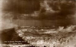 CPA Le Havre Tempete sur la Digue Nord