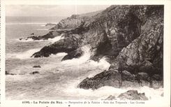 CPA La Pointe du Raz Perspective de la Falaise Baie des Trepasses Les Grottes