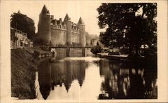Ataque frontal occidental de CPA Josselin (Morbihan) del castillo de Reflcts adentro que expulso