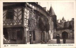 Casa de la mujer mayor de CPA Josselin y el castillo