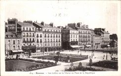 CPA Rennes Les Jardins sur la Vilaine ou Place de la Republique