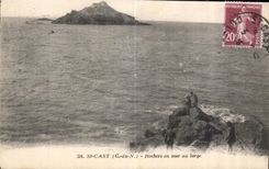 CPA St Cast Rochers en mer au large