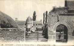 CPA Guingamp L Entree de l Ancienne Abbaye
