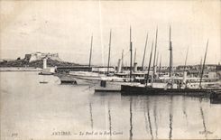 CPA Antibes Le Port et le Fort Carre Bateaux 
