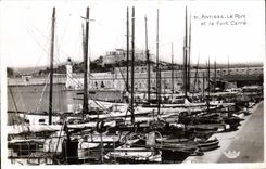 CPA Antibes Le port et le fort Carre Bateaux 