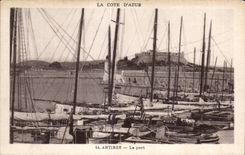 CPA Antibes Le port Bateaux 