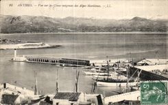 CPA Antibes Vue sur les Cimes neigeuses des Alpes Maritimes Bateau 