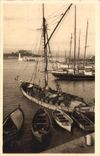 CPA Antibes Alpes Maritimes LE Petit Port et le Fort Carre Bateau 