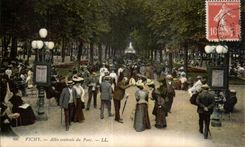 CPA Vichy Allee central of the Park