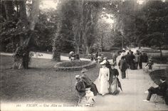 CPA Vichy One Allee with the New Park