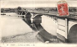 CPA Vichy Le Bridge on Allier
