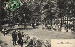 CPA Vichy Allee dans le nouveau Parc